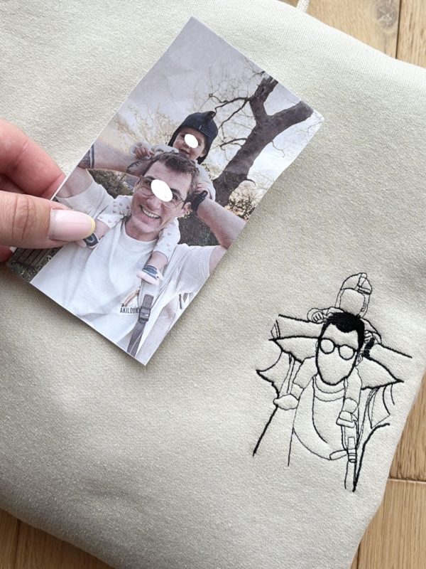 Sweat Brodé Personnalisé Photo couleur sable avec broderie papa et fils couleur noir