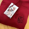 Sweat Brodé Personnalisé Photo couleur bordeaux avec une photo d'un couple et nouveau né