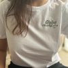 T-shirt porté par une femme avec un message côté coeur