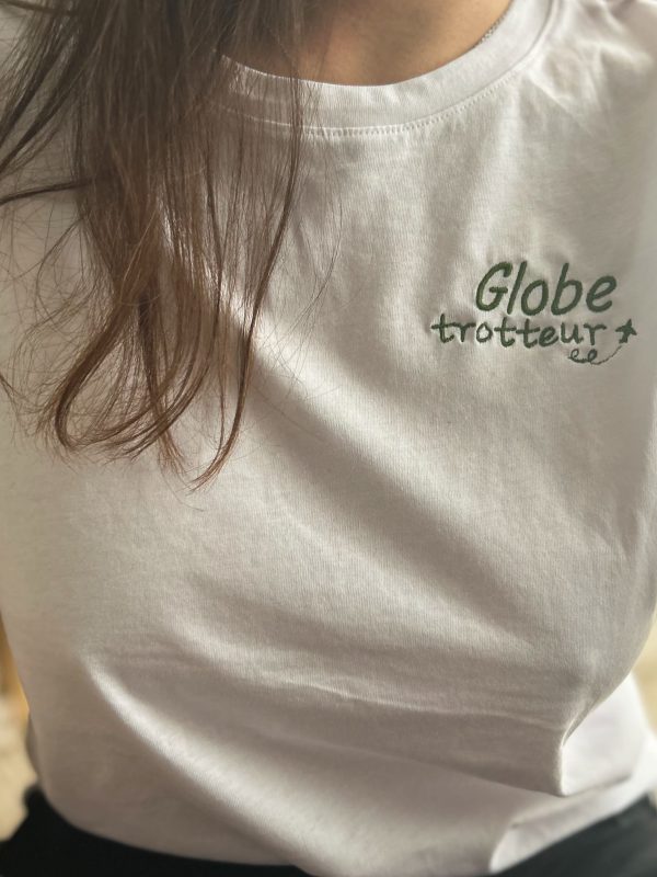 T-shirt porté par une femme avec un message côté coeur