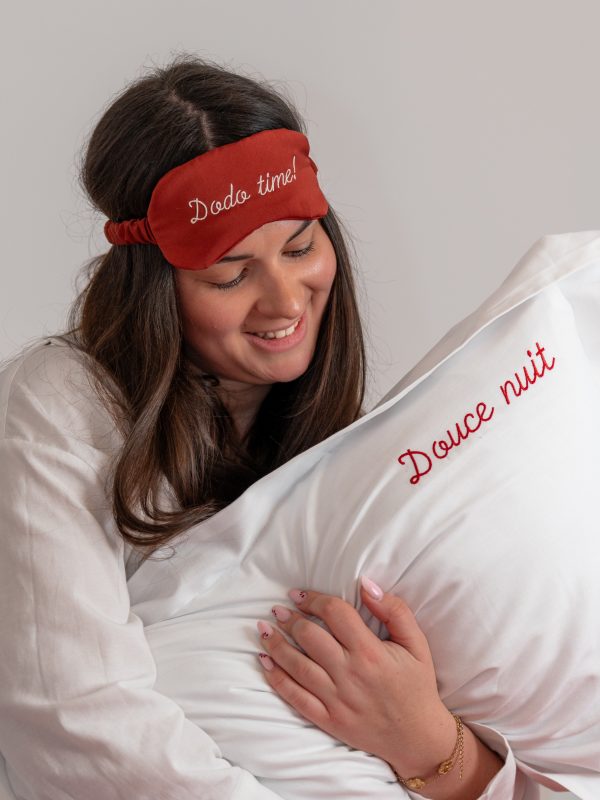 Femme avec une taie d'oreiller en coton