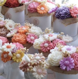 Des bougies très colorées, et de diverses variétés de fleurs