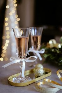 Verre avec des rubans en satin, au nom des invités 