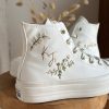 Baskets personnalisées en cuir, broderie baskets mariage avec initiales des mariés et composition florale