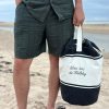 Sac à Molkky Personnalisé porté par un homme à la plage