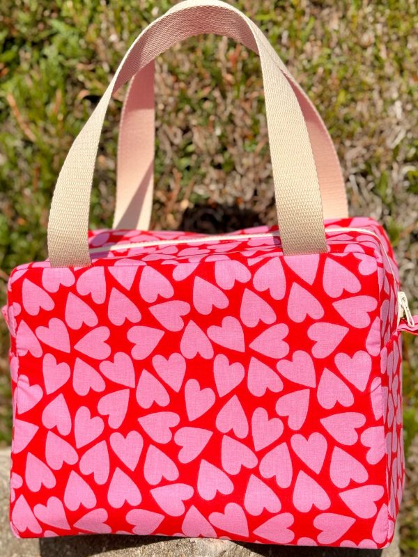 Lunch Bag octobre rose sur un muret