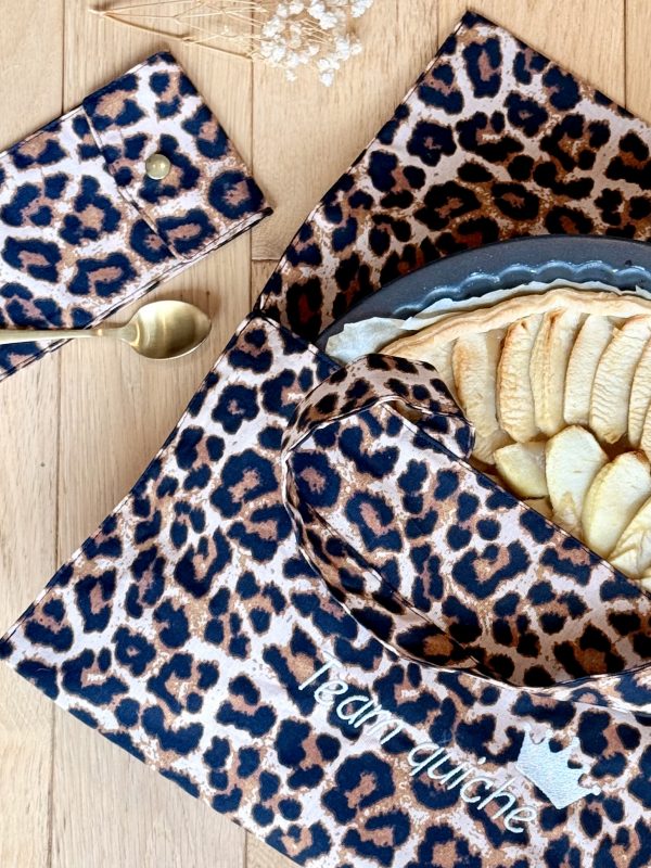Sac à tarte modèle léopard posé au sol avec une tarte aux pommes à l'intérieur