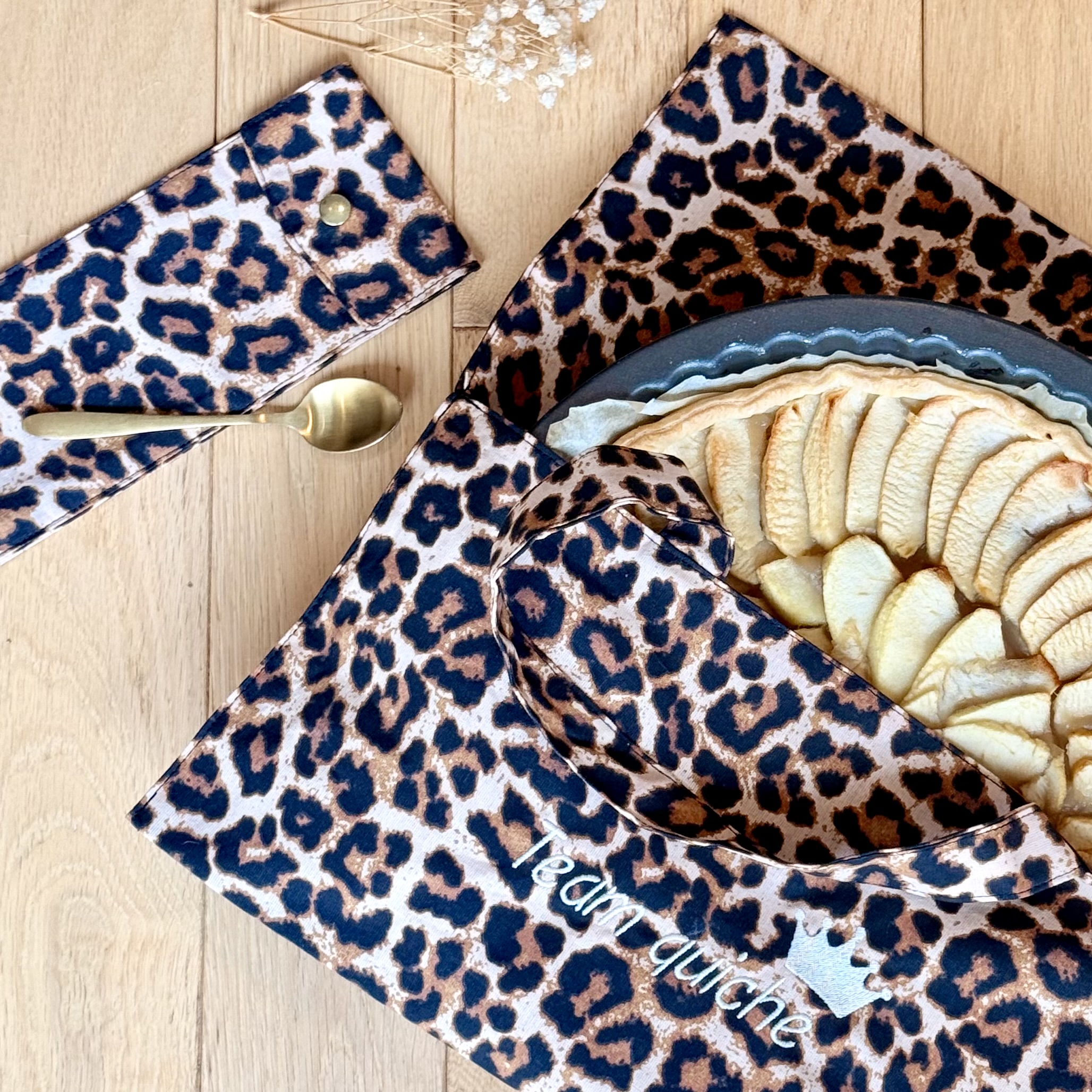 Sac à tarte modèle léopard posé au sol avec une tarte aux pommes à l'intérieur