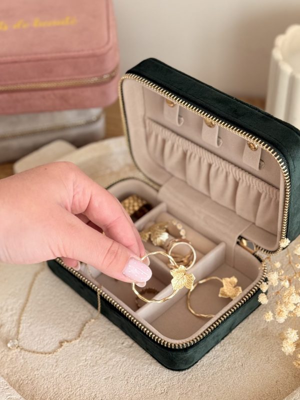 Boîte à Bijoux Personnalisable sur un plateau en marbre avec des bijoux dedans