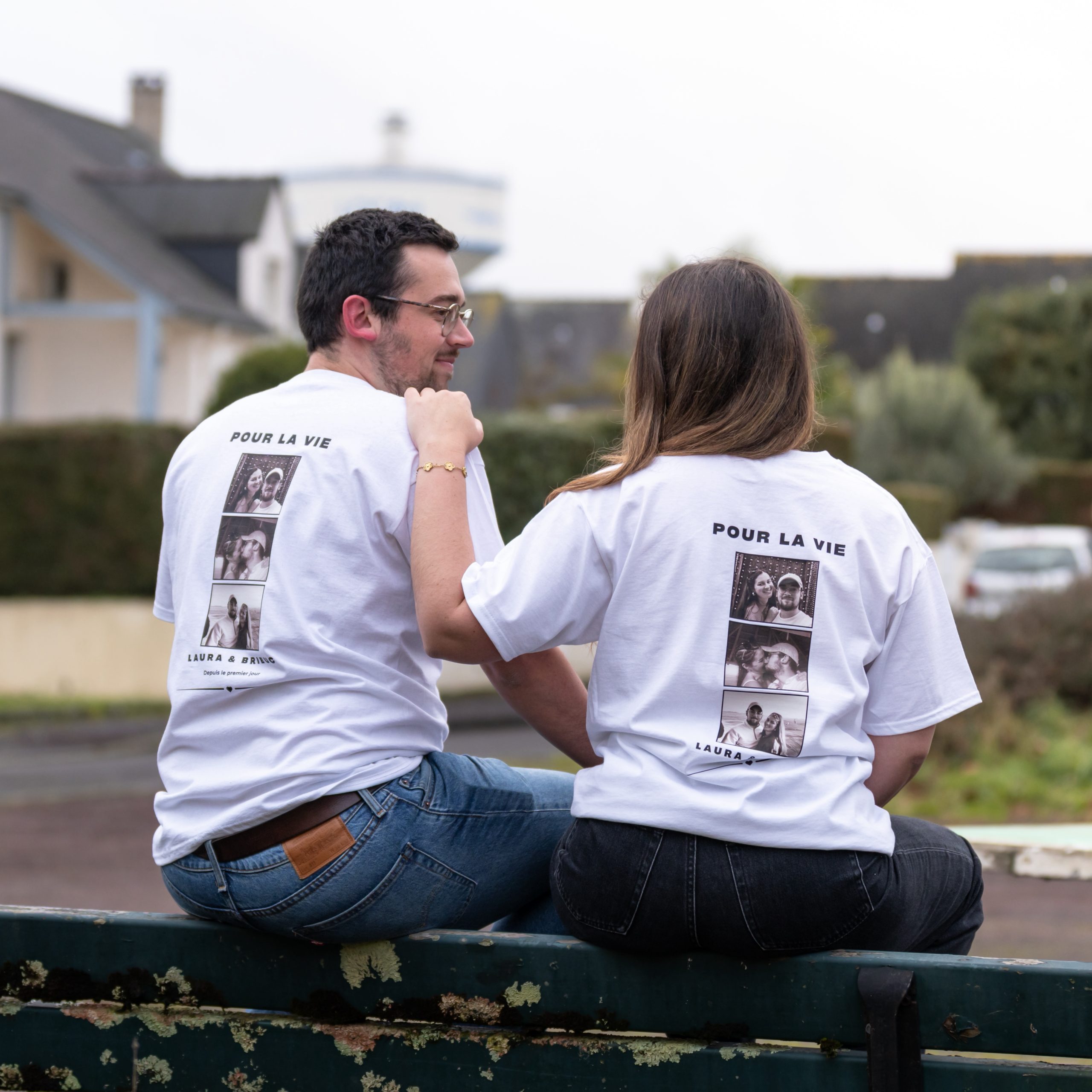 T-shirt personnalisé photo porté par un homme et une femme sur un banc, de dos