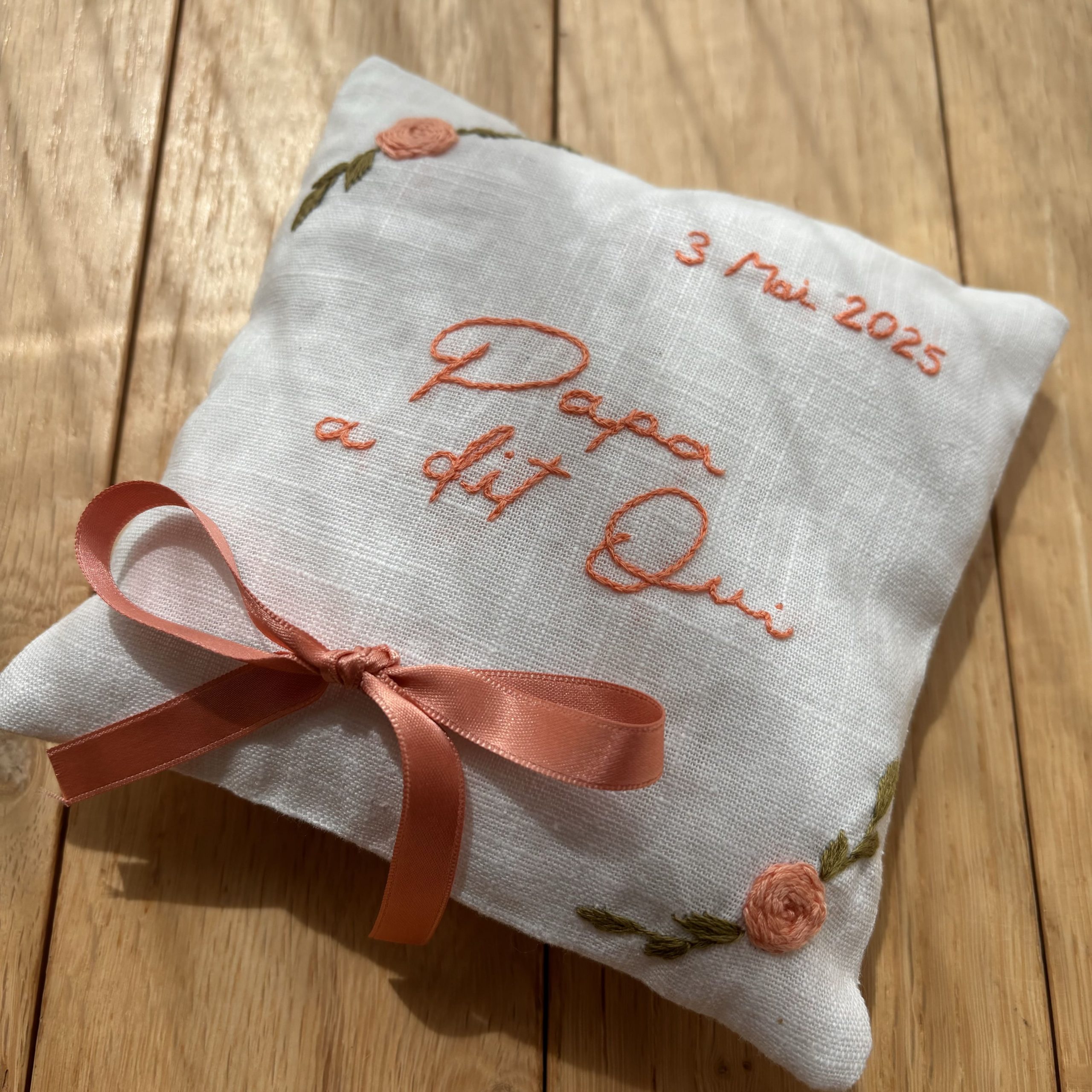 Coussin Alliances Brodé Personnalisé – Image 4